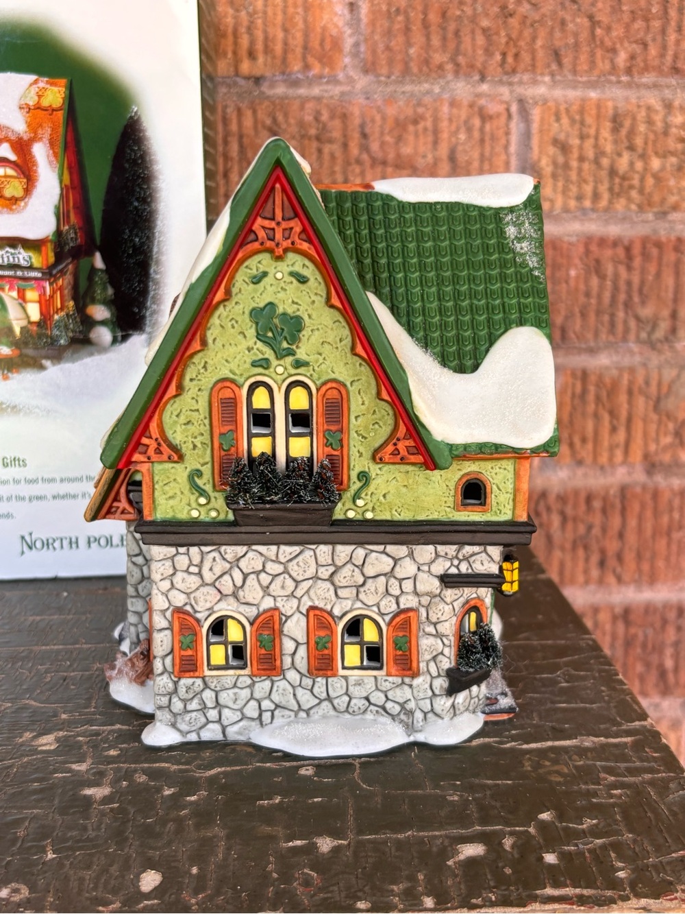 Department 56 McElfin’s Irish Restaurant & Gifts North Pole 56755 Elf W/BOX 2002 - Picture 9 of 11